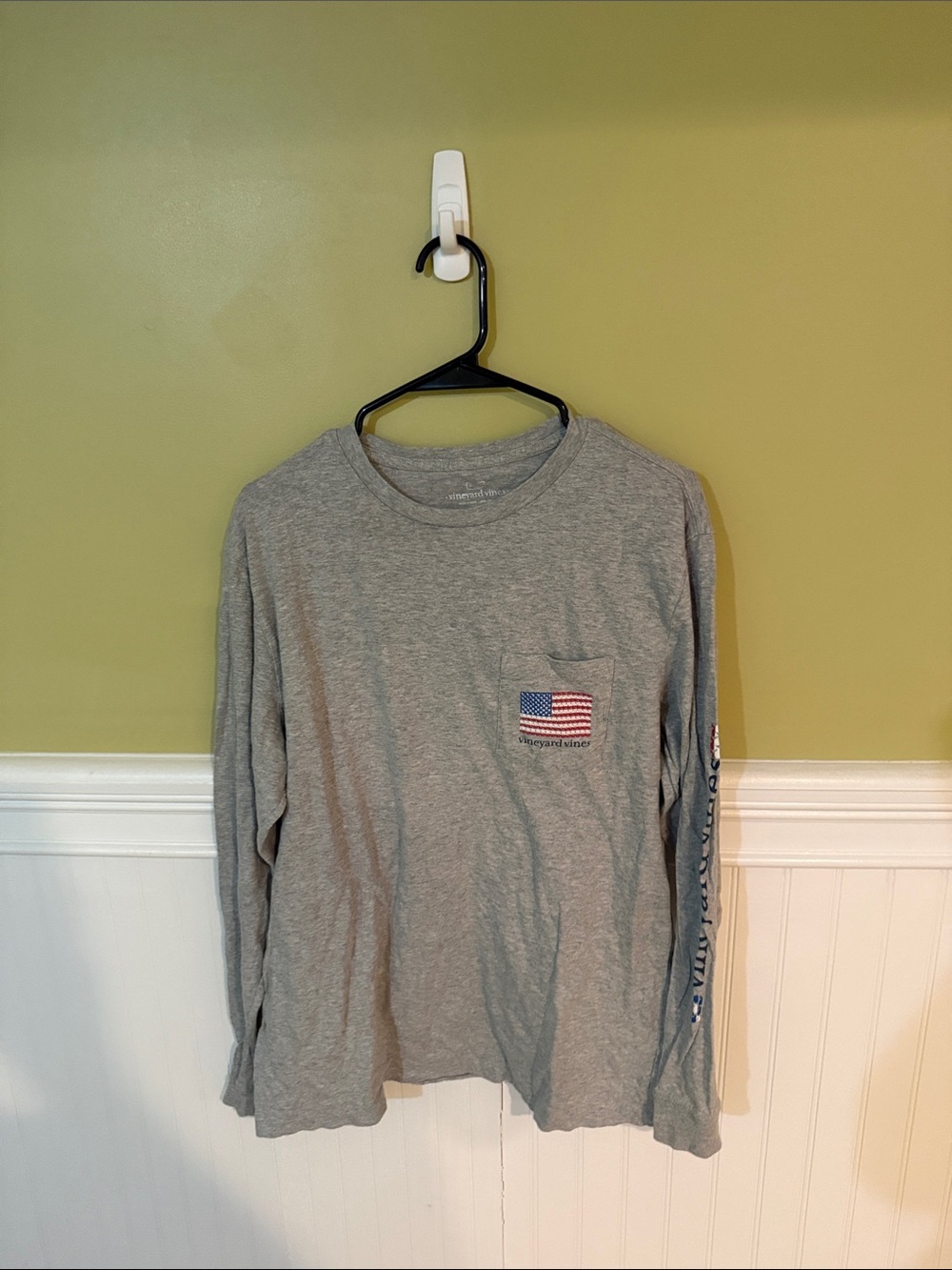 Vineyard Vines Men's Size M 100% Cotton Heather Gray Long-Sleeve Crewneck Tee